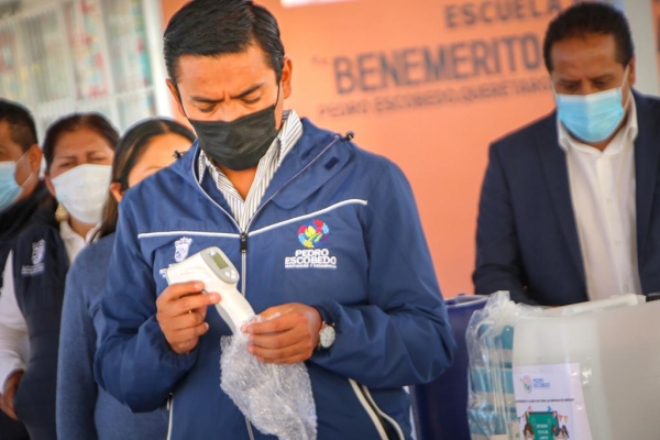 Entrega Amarildo Bárcenas, kits "regreso a clases", en escuelas de Pedro Escobedo