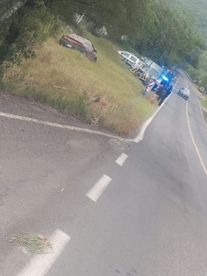 Sin lesionados se registró una salida de camino en la federal SJR-Xilitla