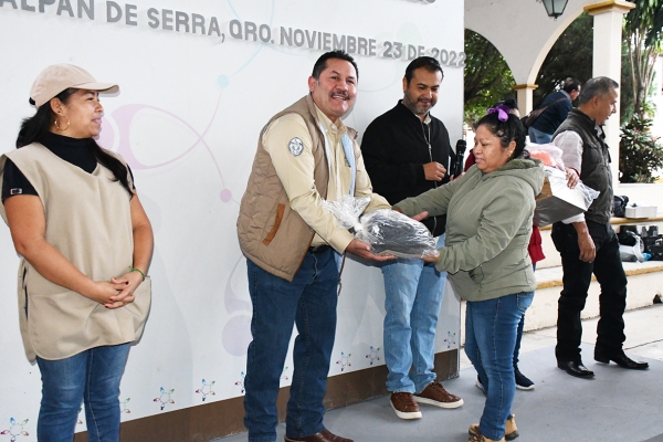 Entrega Efraín Muñoz Cosme uniformes a personal de servicios municipales