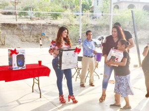 En El Durazno y Río Carrizal Festeja Iliana Montes a Niños y Mamás