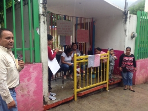 Padres de Familia realizan paro en prescolar "Ghiada".