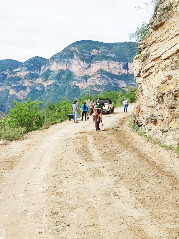 Rehabilitan caminos