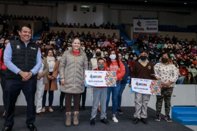 Concluye Roberto Cabrera la entrega del Programa Becas Adelante