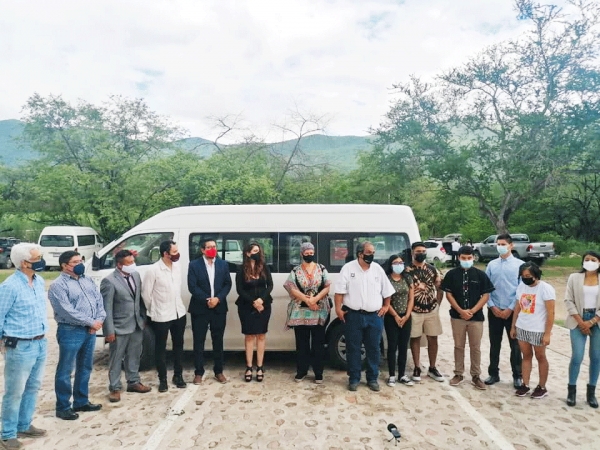 Equipan laboratorio y entregan camioneta en UAQ Campus Concá