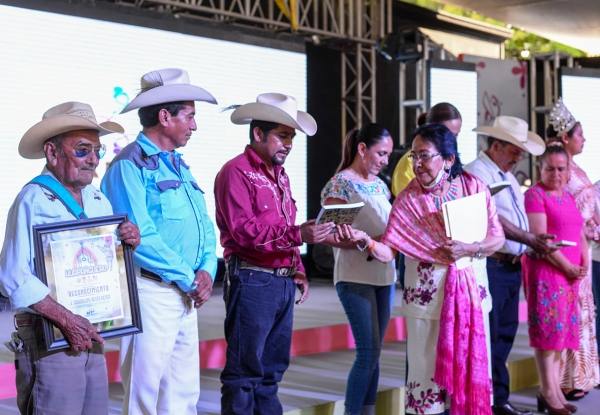 Presentan el Libro “El Arte Visible de los Viejos Huapangueros"